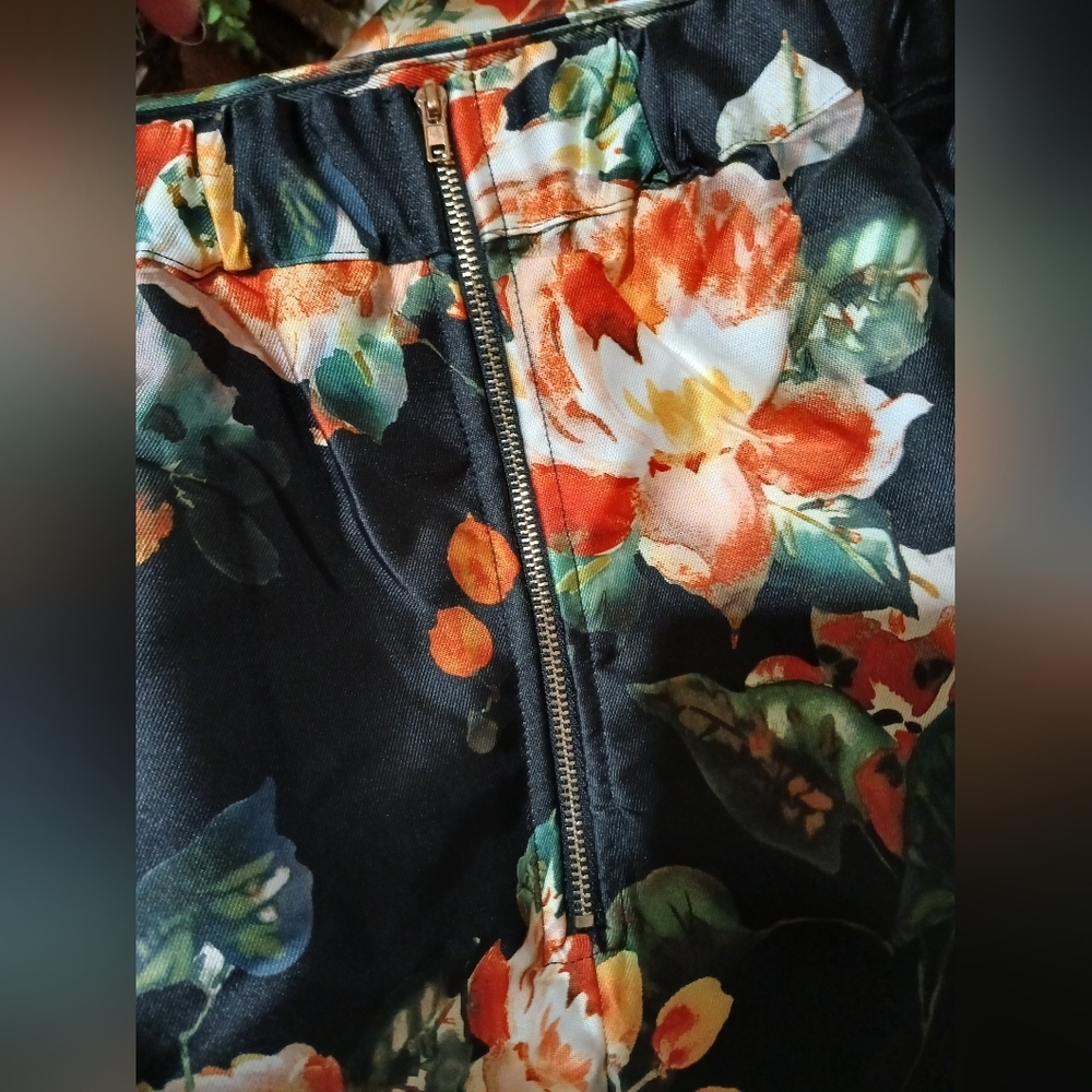 LARA Beautiful Women's Large Floral Skirt New - Picture 3 of 6